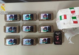 Droga decomisada a los dos detenidos.