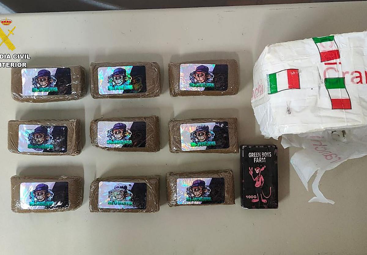 Droga decomisada a los dos detenidos.