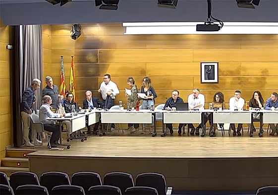 Momento en el que los concejales 'populares' abandonan la sesión