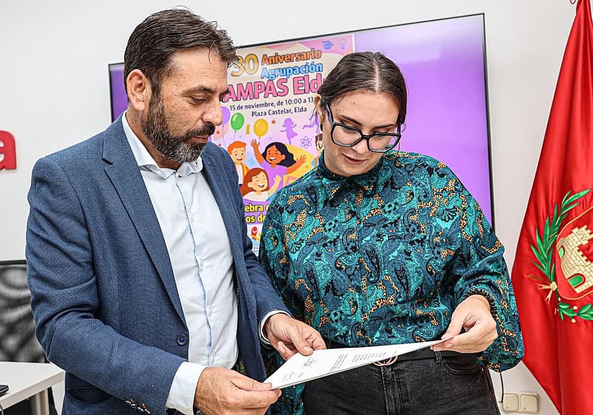 La concejala de Educación, María Gisbert, y el presidente de la Agrupación de Ampas, Carlos Vicente