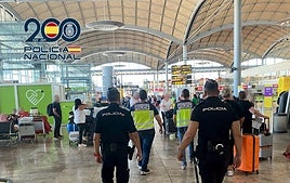 Policía Nacional en el aeropuerto de Alicante-Elche.