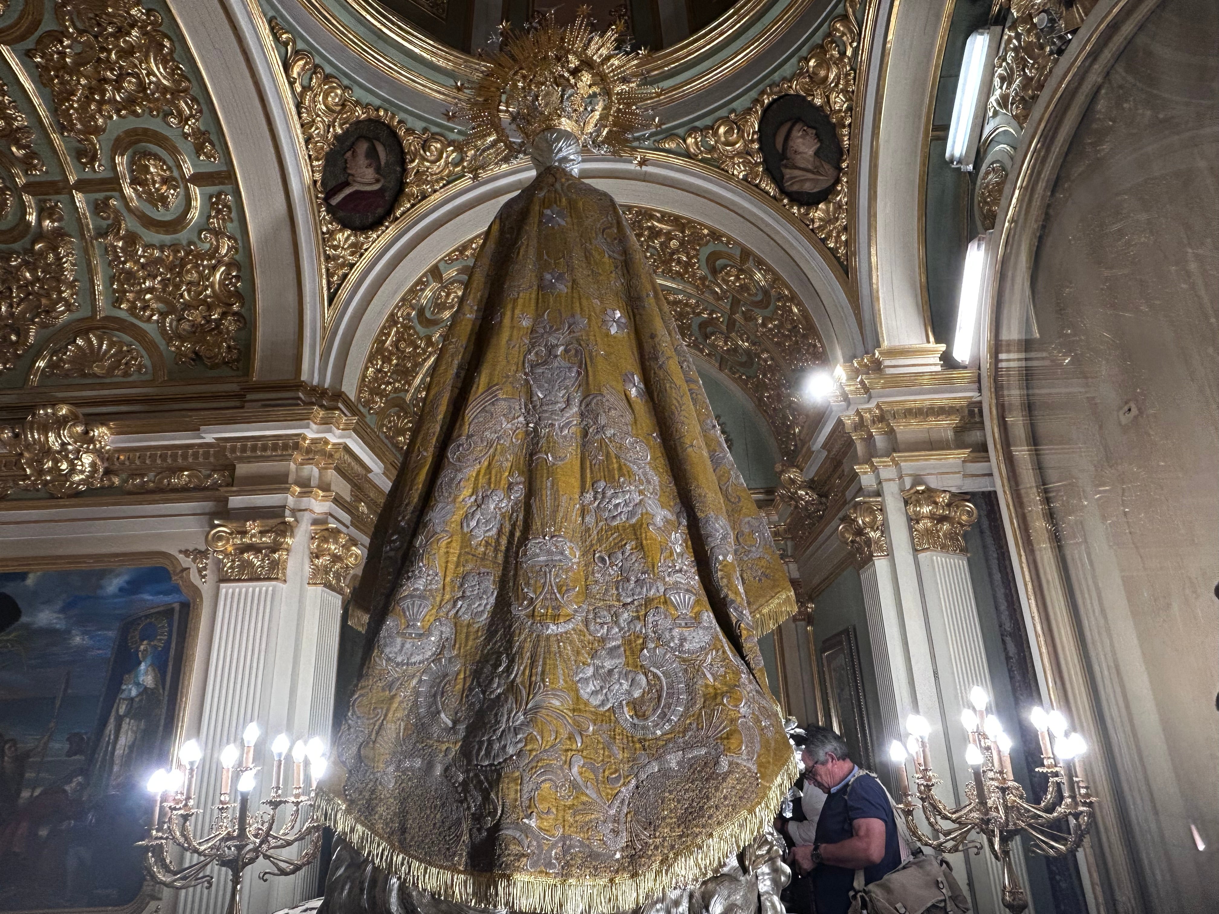 Imagen principal - La Virgen de la Asunción ya luce el tradicional manto de las Clarisas tras su restauración