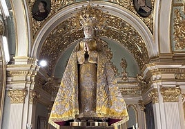 La Virgen de la Asunción ya luce el tradicional manto de las Clarisas tras su restauración