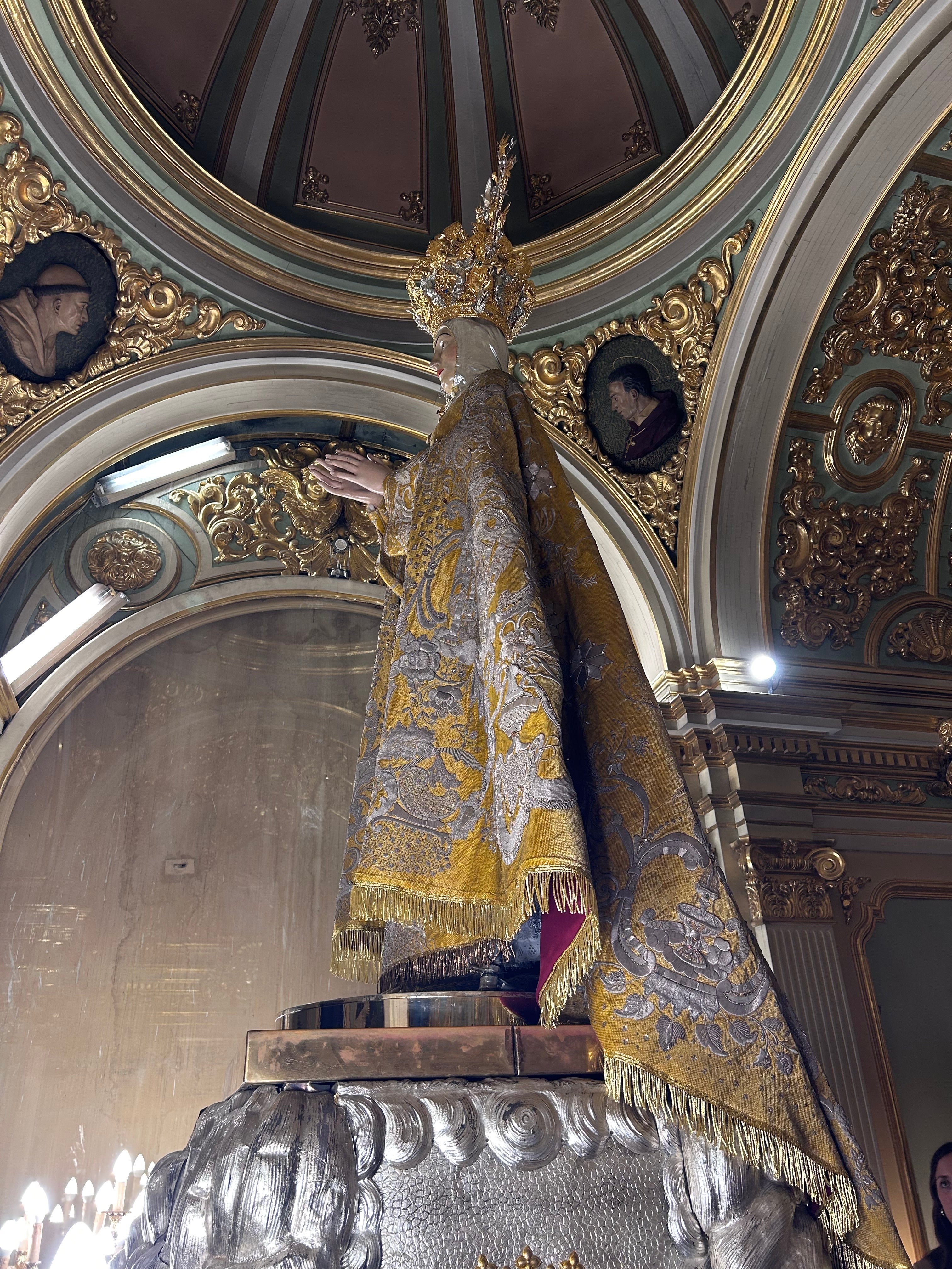 Imagen secundaria 2 - La Virgen de la Asunción ya luce el tradicional manto de las Clarisas tras su restauración
