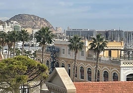 Repintado de la fachada del edificio del restaurante Monastrell.