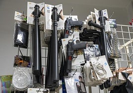 Armas de mentira en una tienda de disfraces de Alicante.