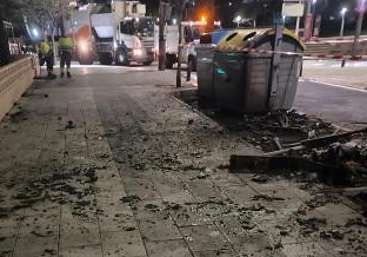 Uno de los contenedores quemados en El Campello.