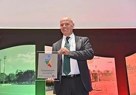 El presidente del Elche recoge el premio otorgado al club.