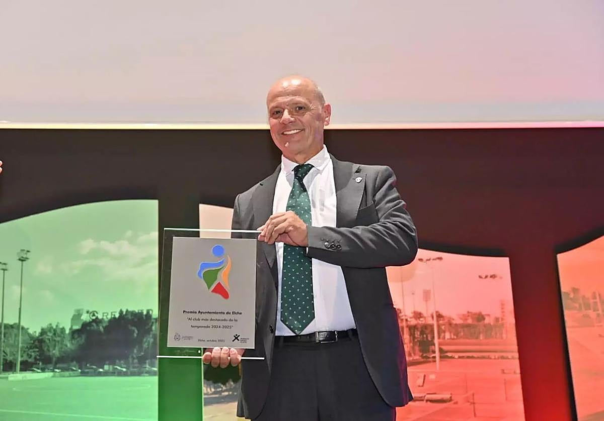 El presidente del Elche recoge el premio otorgado al club.