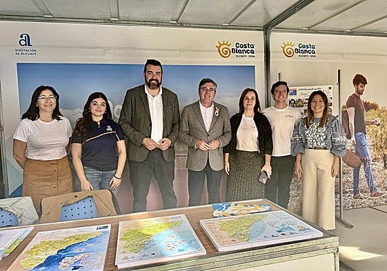 El diputado de Desarrollo Económico, Carlos Pastor, y el director del Patronato Costa Blanca, José Mancebo, han visitado este viernes el estand del organismo turístico de la Diputación