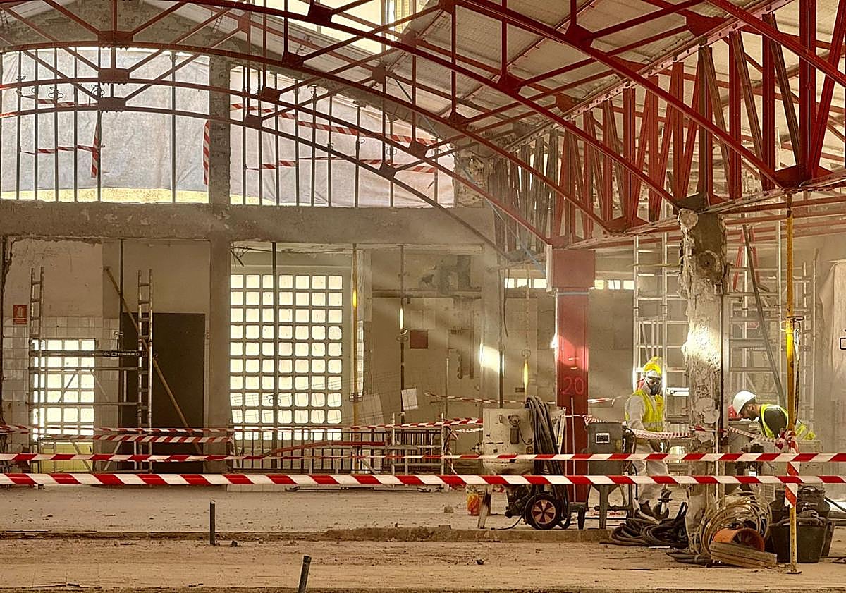 Imagen principal - Operarios trabajan en la limpieza de la estructura metálica del Mercado Central de Elche.