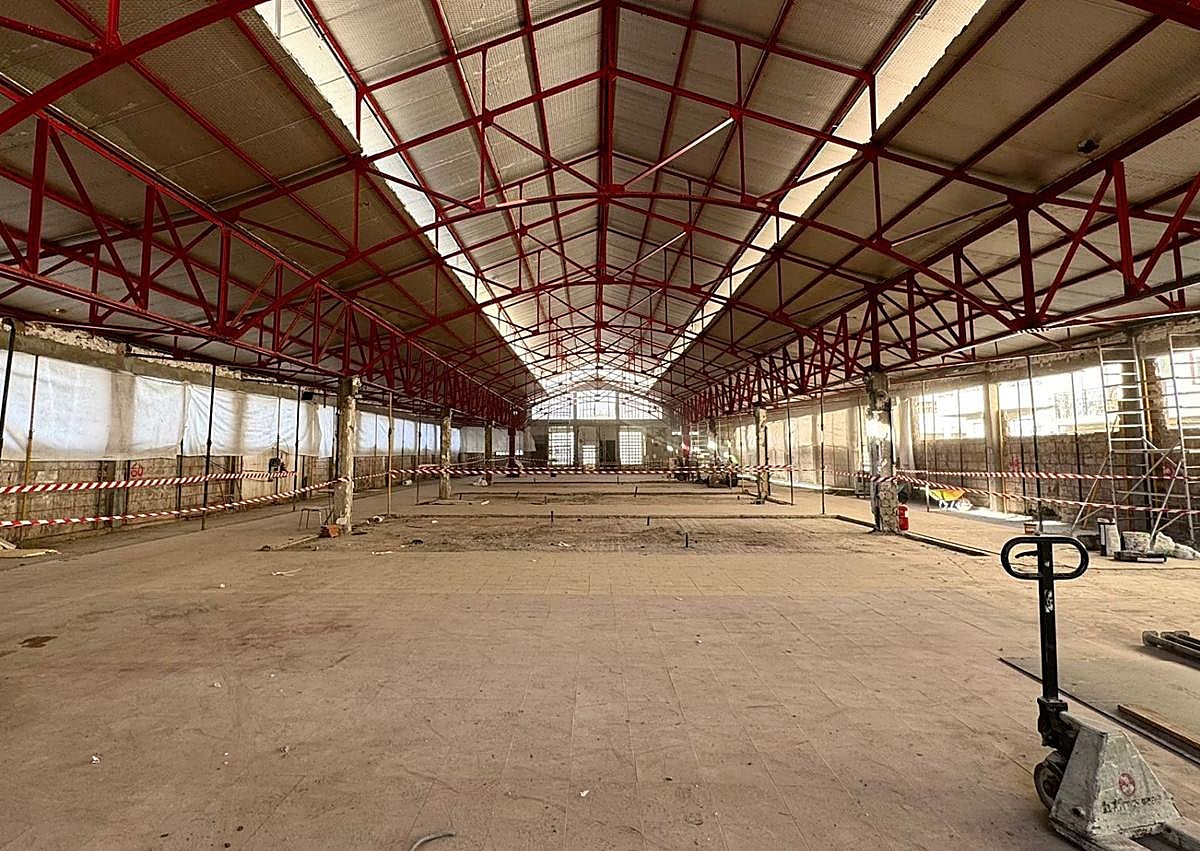 Imagen secundaria 1 - Operarios trabajan en la limpieza de la estructura metálica del Mercado Central de Elche.