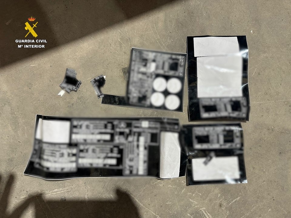 Imagen secundaria 1 - Otros objetos decomisados por la Guardia Civil.