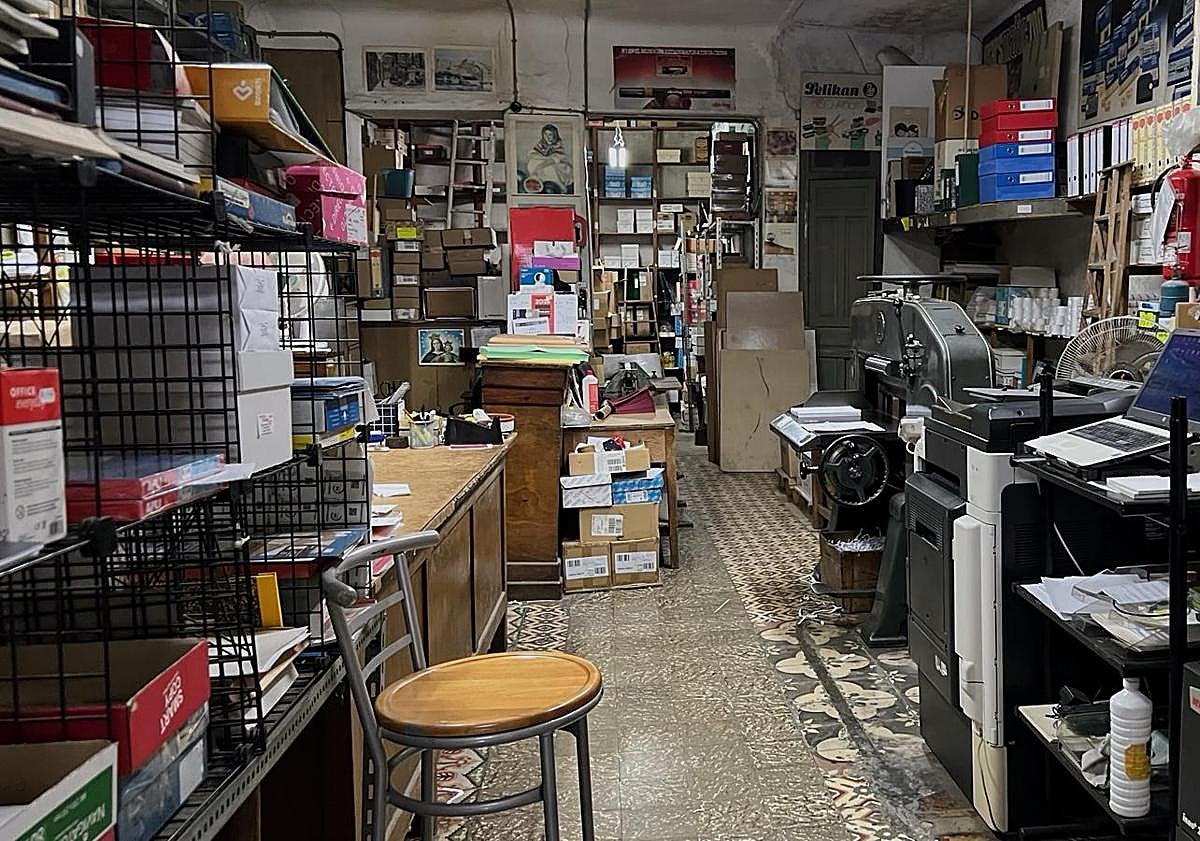 Imagen principal - Detalles de la zona de trabajo de la papelería actual. 