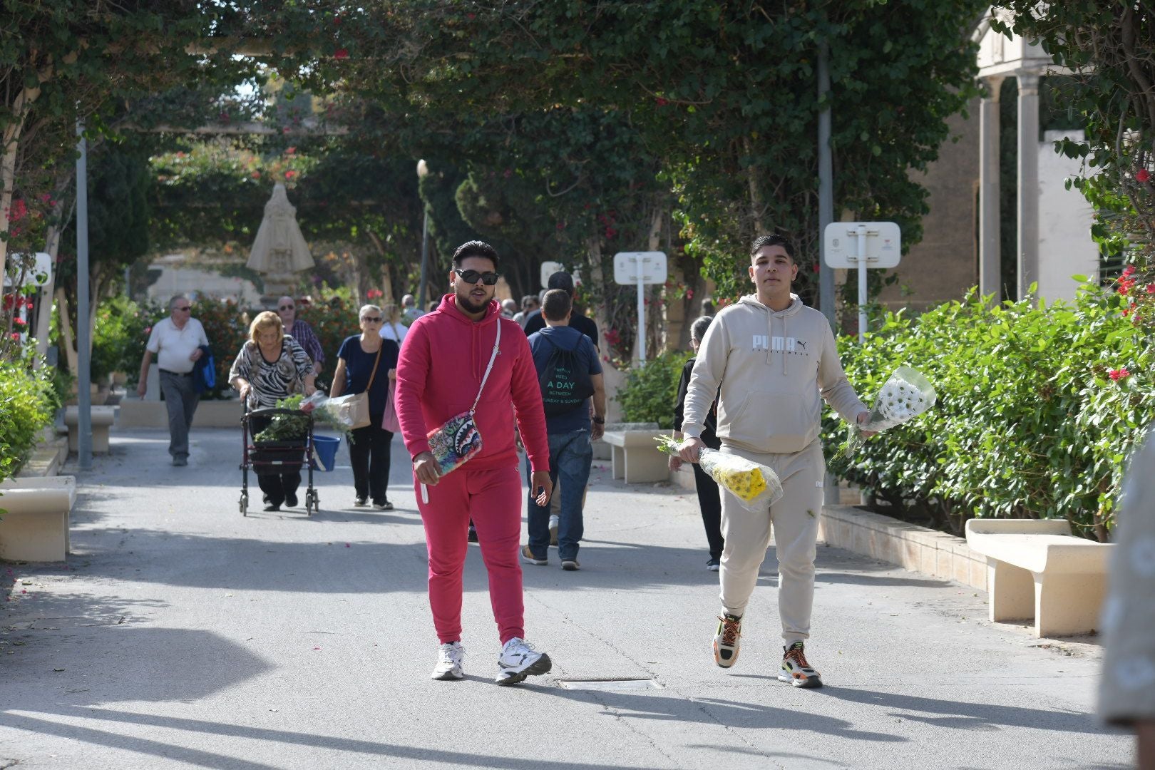 Las flores llenan el cementerio de Alicante en recuerdo de los difuntos
