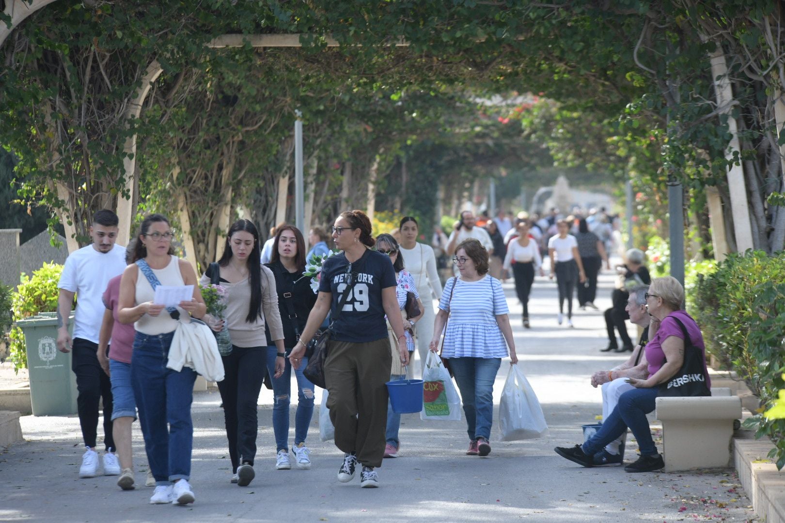 Las flores llenan el cementerio de Alicante en recuerdo de los difuntos