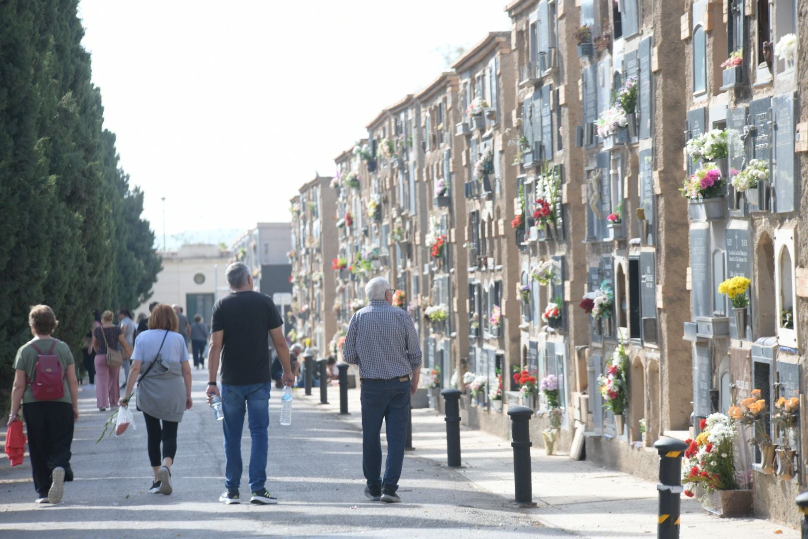 Las flores llenan el cementerio de Alicante en recuerdo de los difuntos