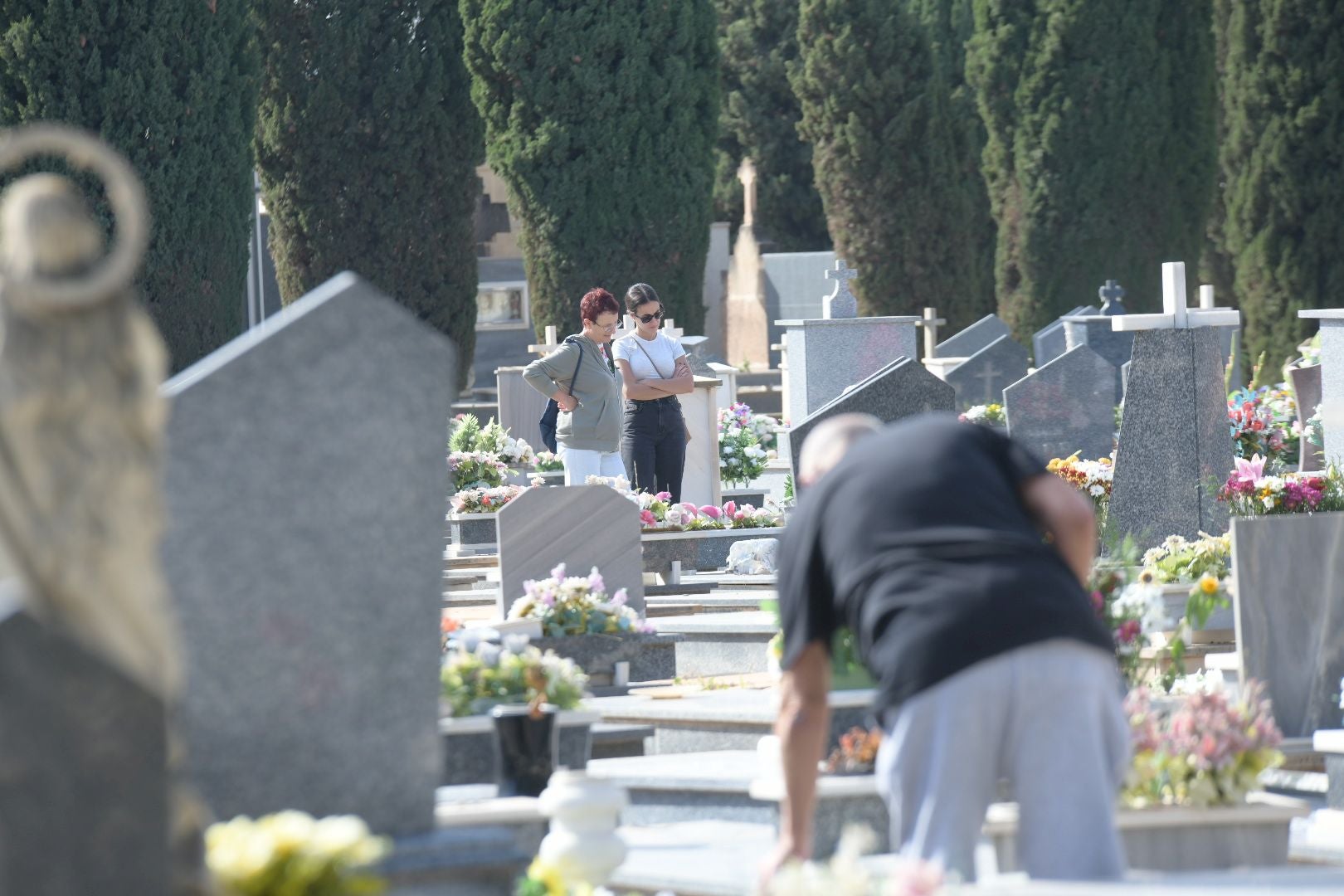 Las flores llenan el cementerio de Alicante en recuerdo de los difuntos