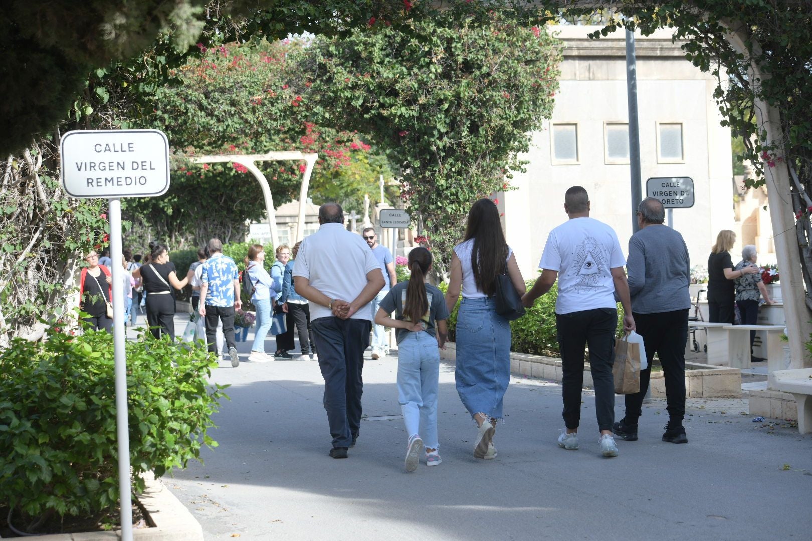 Las flores llenan el cementerio de Alicante en recuerdo de los difuntos