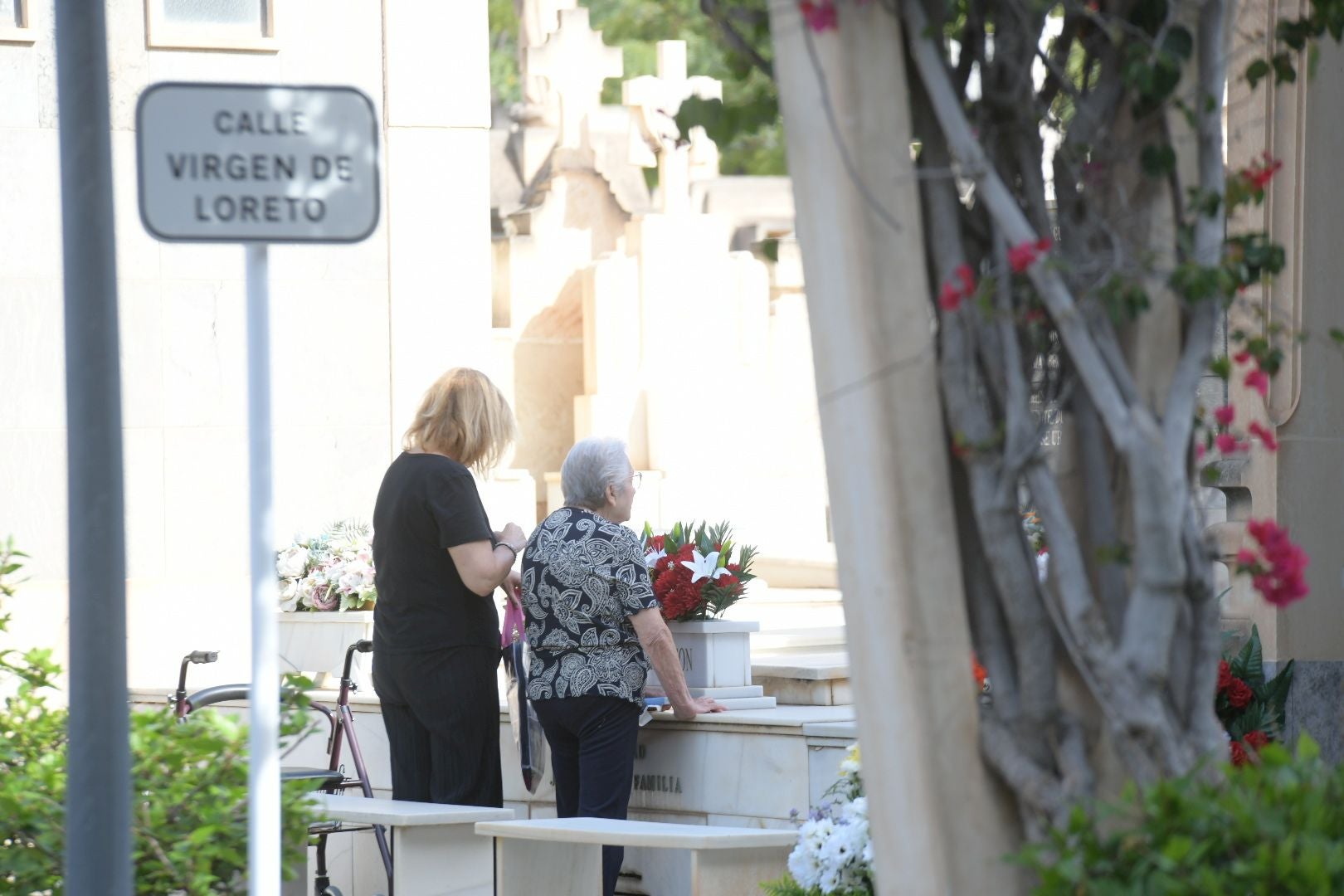 Las flores llenan el cementerio de Alicante en recuerdo de los difuntos