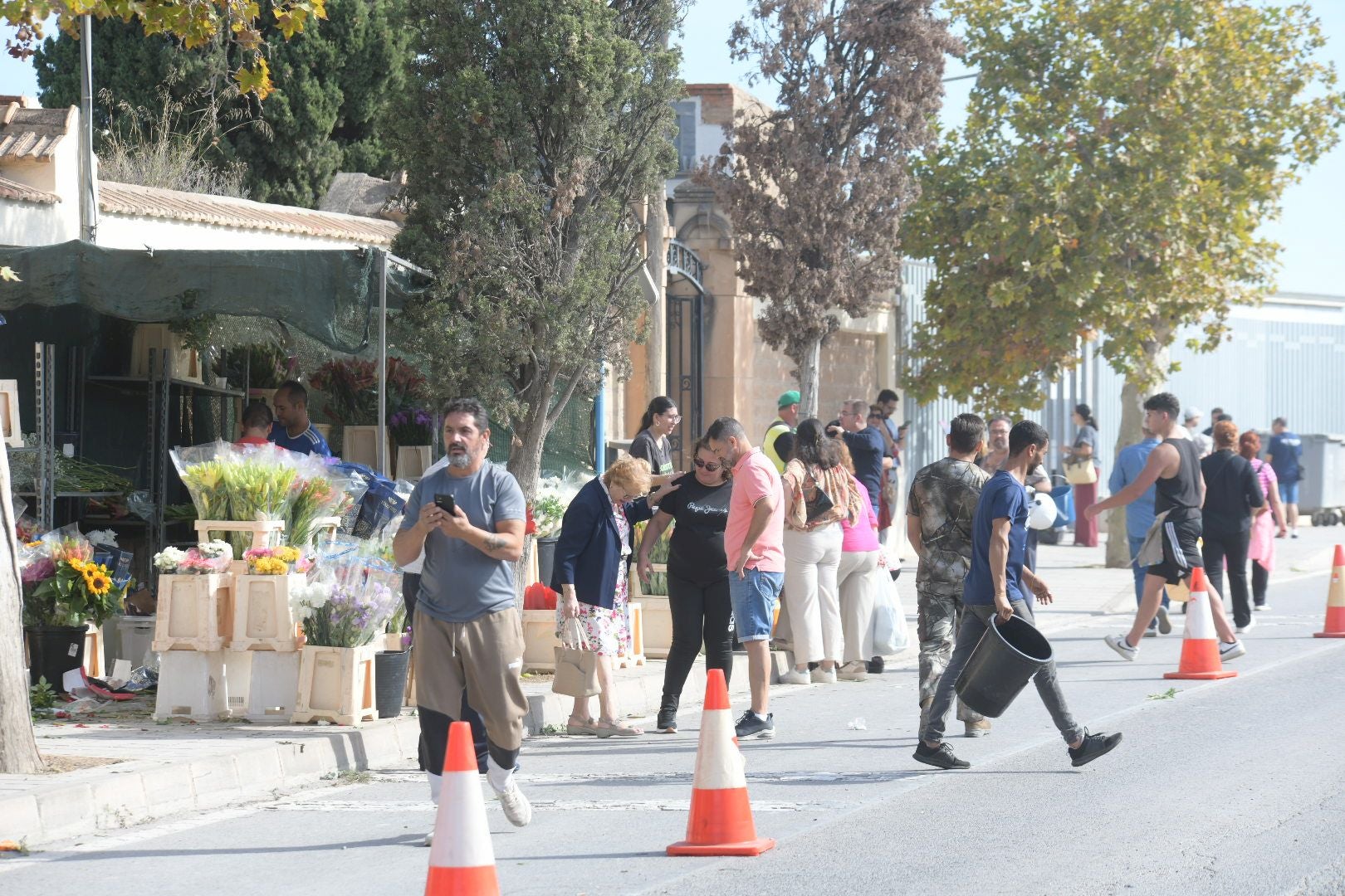 Las flores llenan el cementerio de Alicante en recuerdo de los difuntos