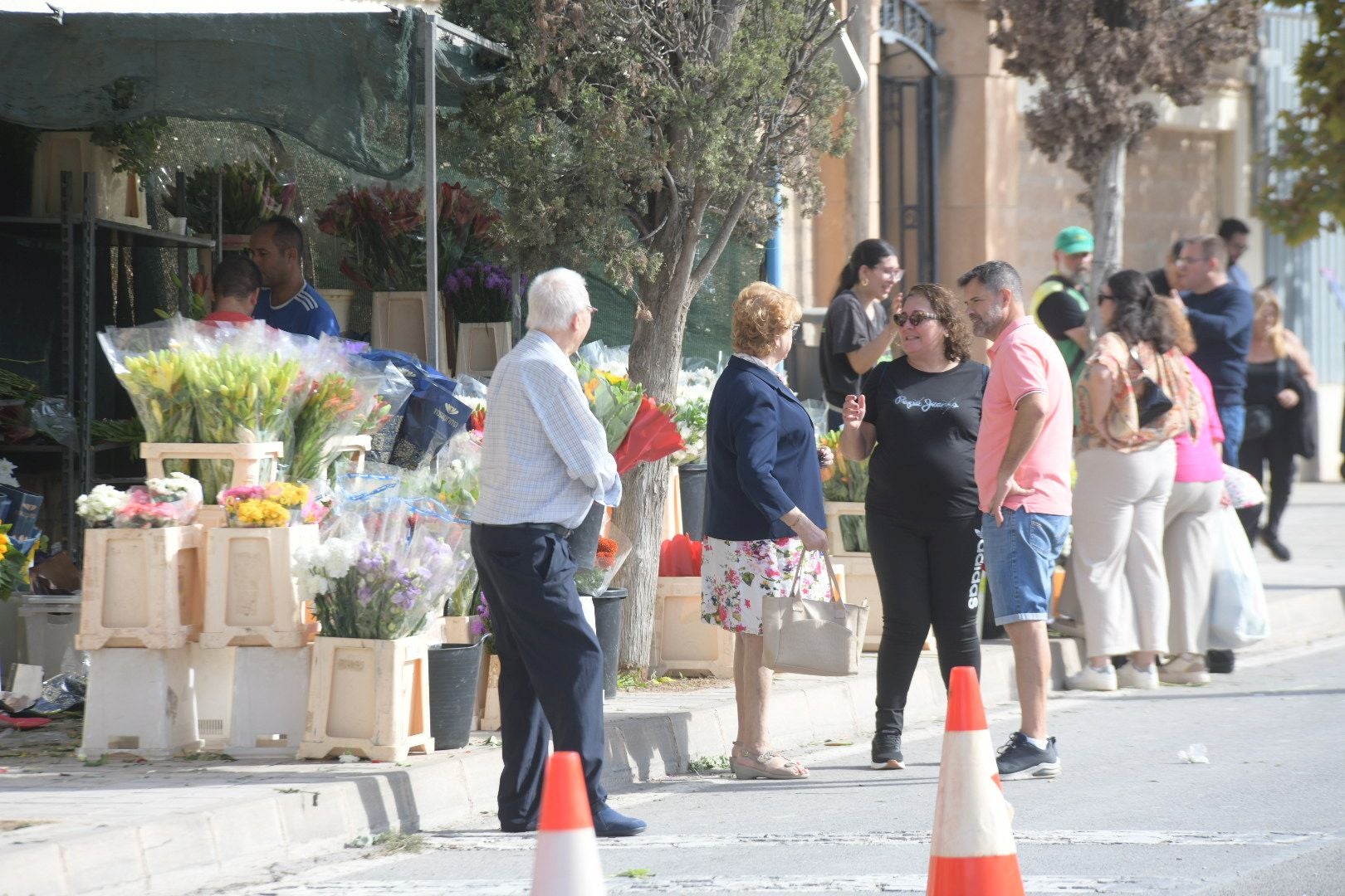 Las flores llenan el cementerio de Alicante en recuerdo de los difuntos