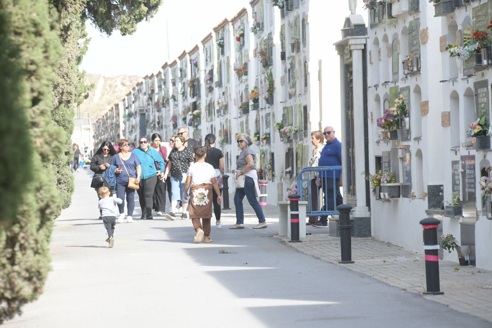 Las flores llenan el cementerio de Alicante en recuerdo de los difuntos