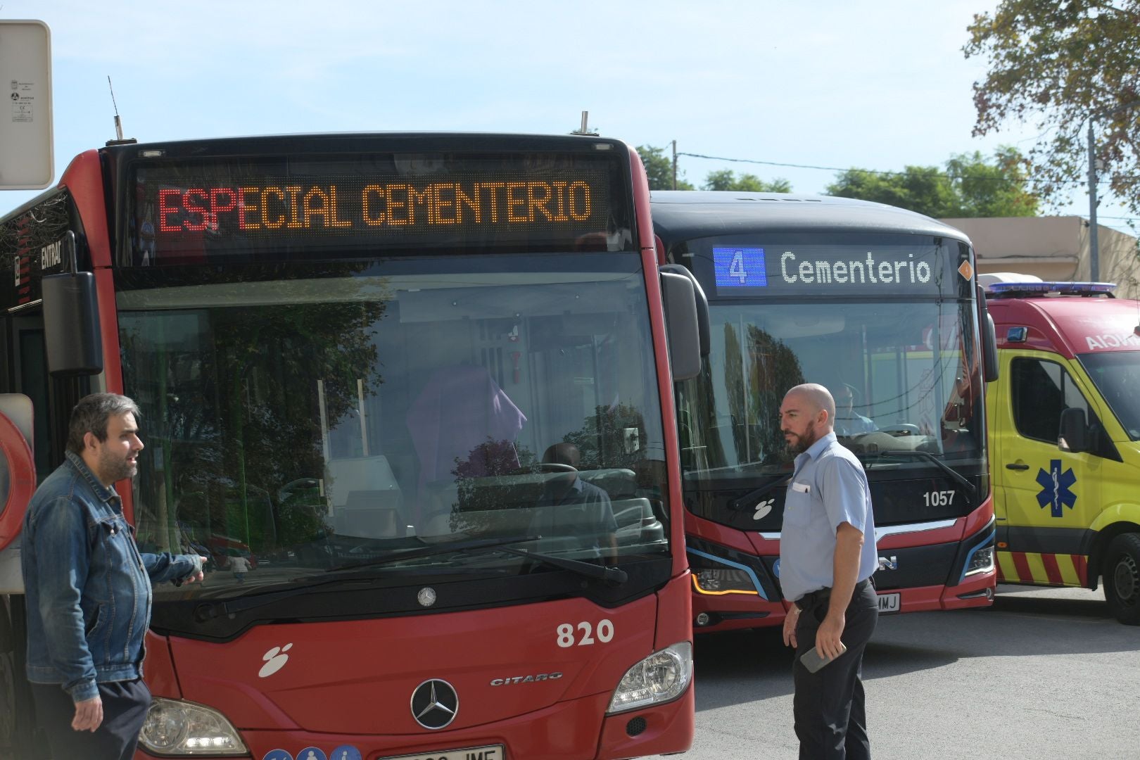 Las flores llenan el cementerio de Alicante en recuerdo de los difuntos