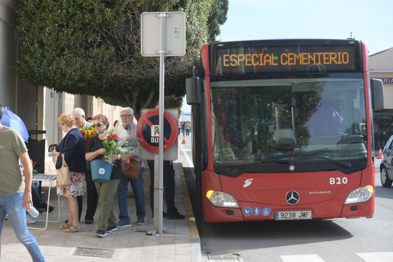 Las flores llenan el cementerio de Alicante en recuerdo de los difuntos