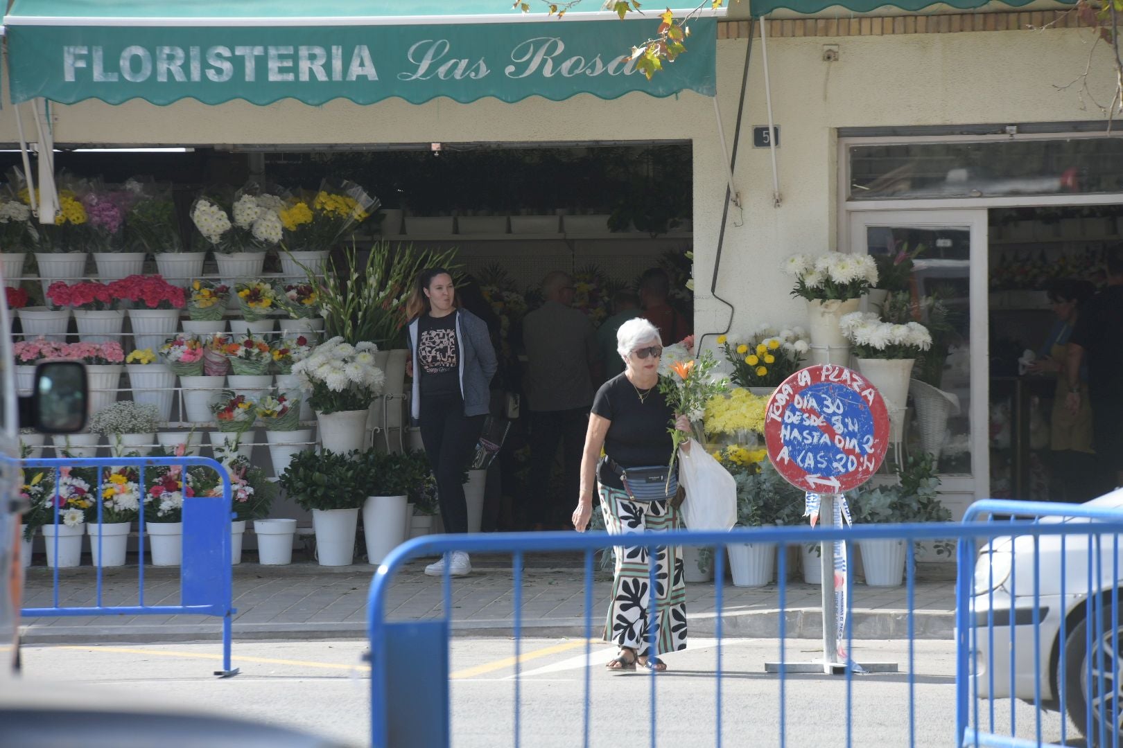 Las flores llenan el cementerio de Alicante en recuerdo de los difuntos