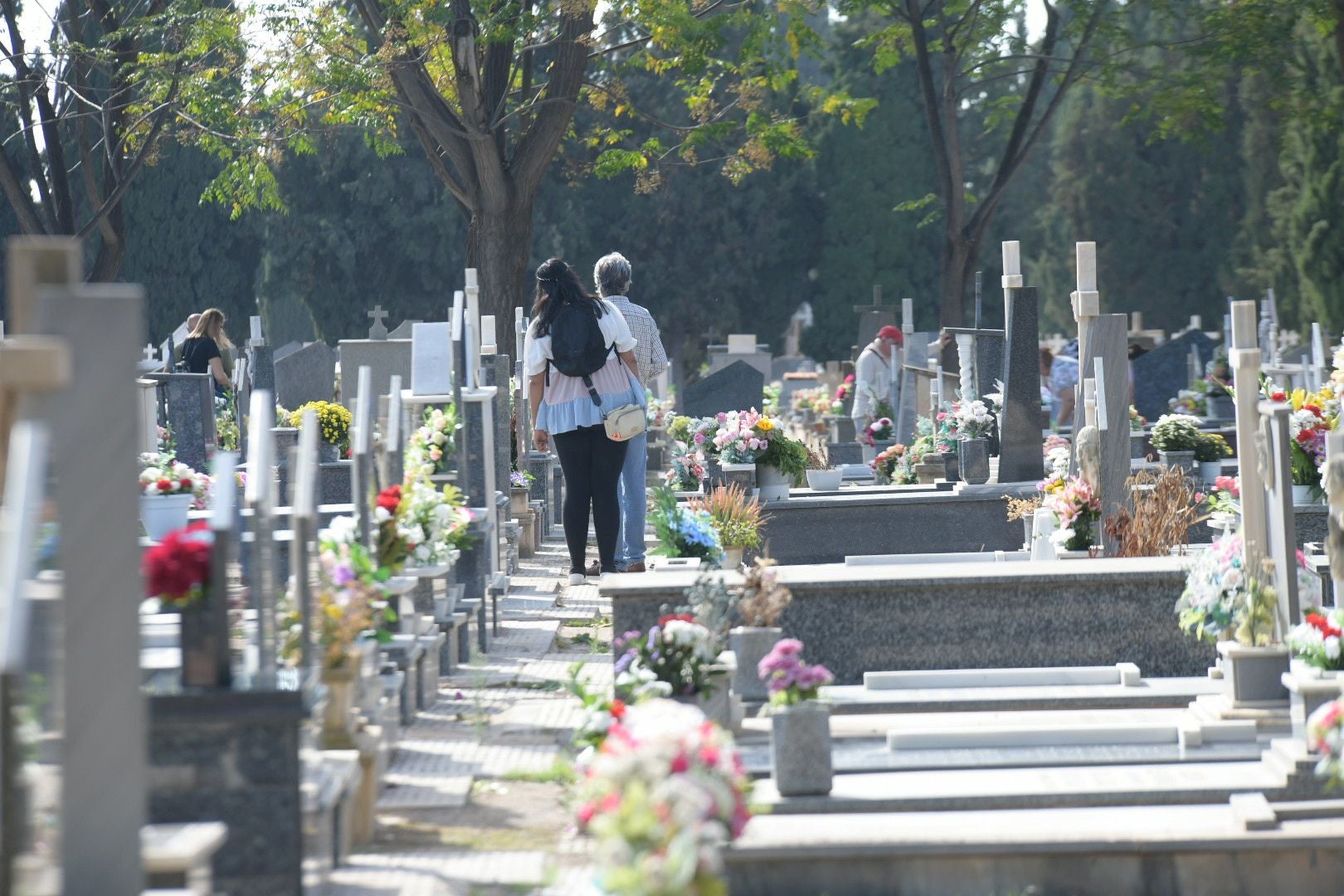 Las flores llenan el cementerio de Alicante en recuerdo de los difuntos