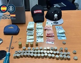 Objetos y dinero requisado durante el operativo policial.