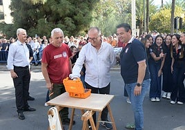 Carlos Jarque enciende la traca de la última mascletà del año.