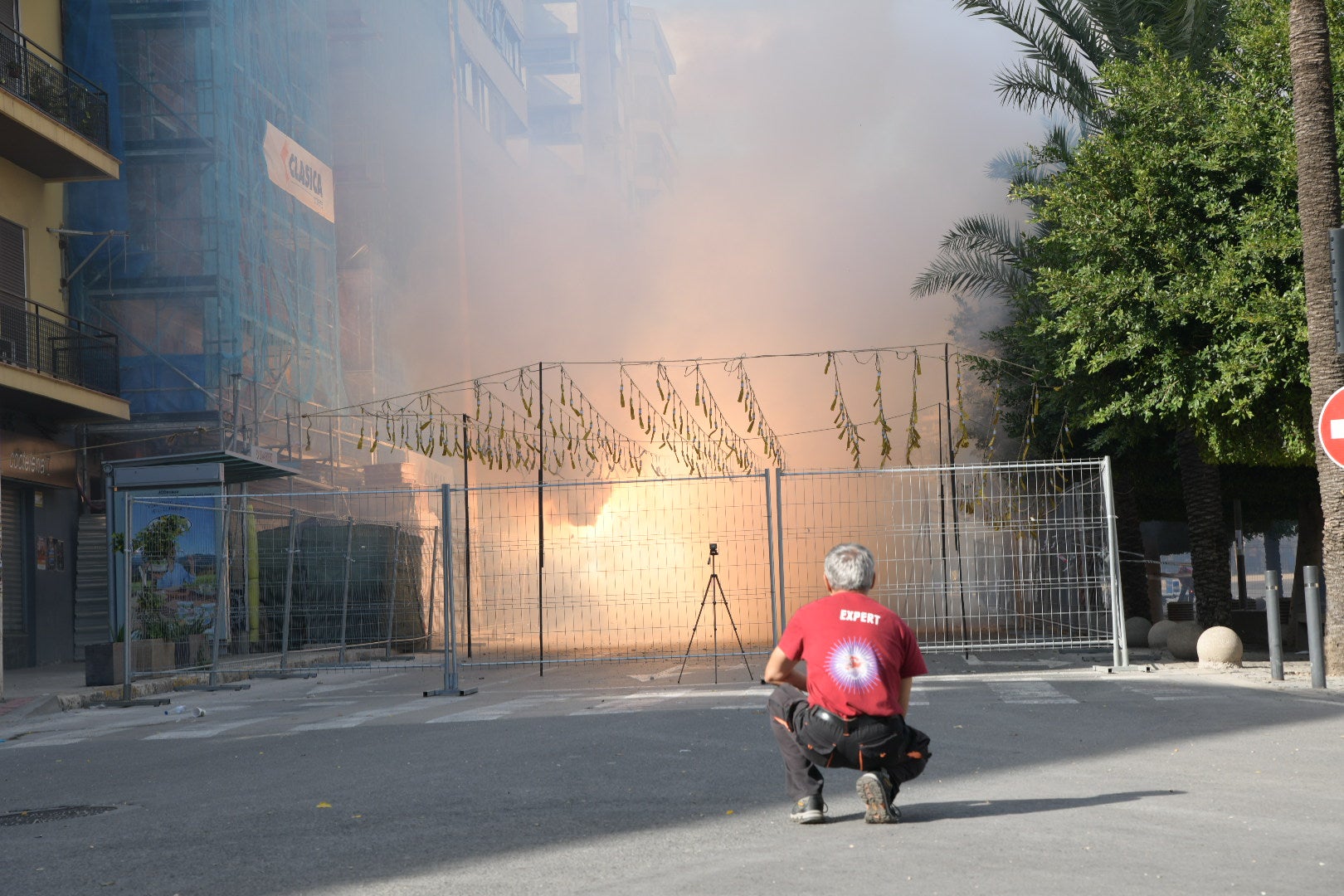 Mascletà de las Hogueras: el rugido de la bestia ensordece la plaza de España de Alicante