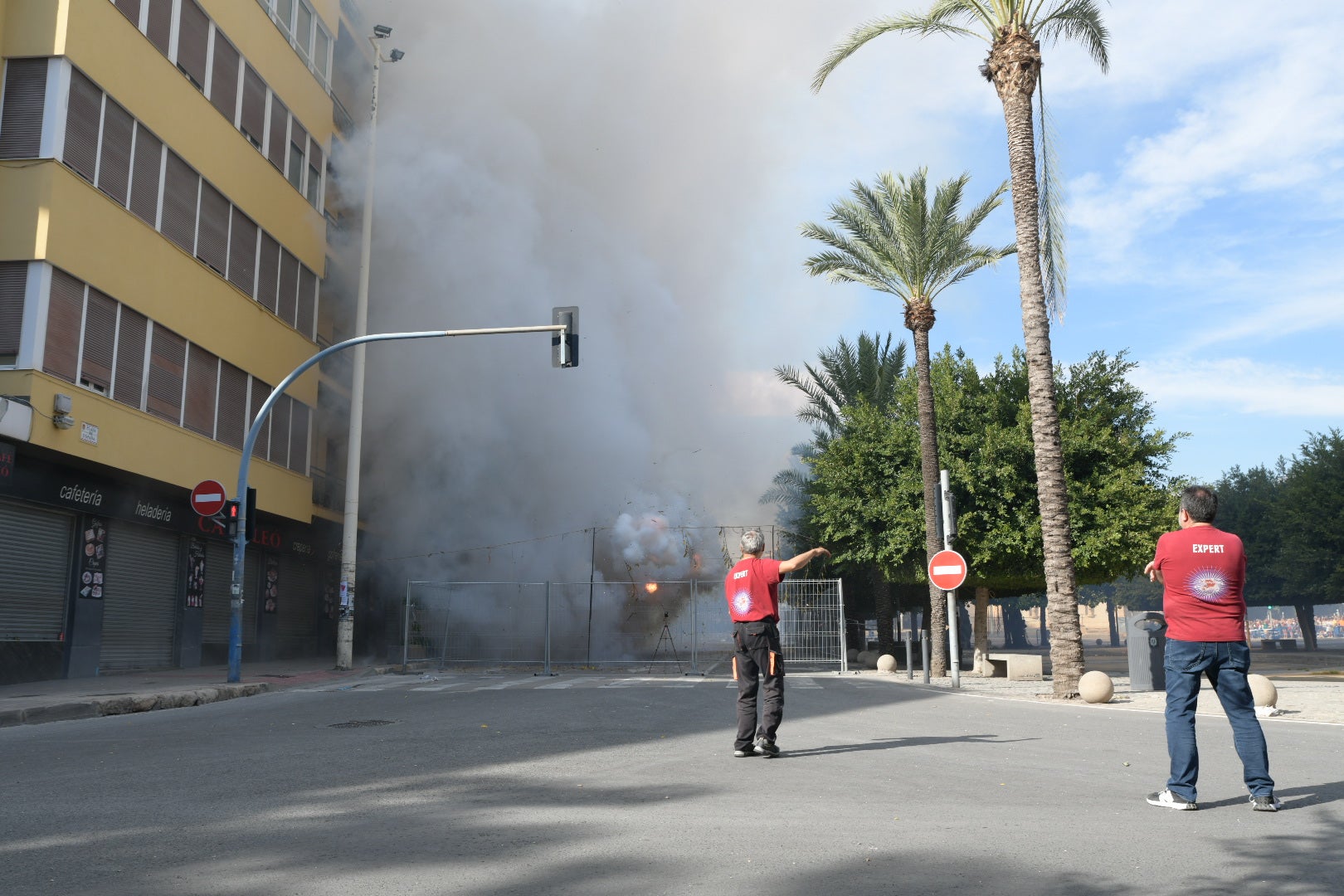 Mascletà de las Hogueras: el rugido de la bestia ensordece la plaza de España de Alicante