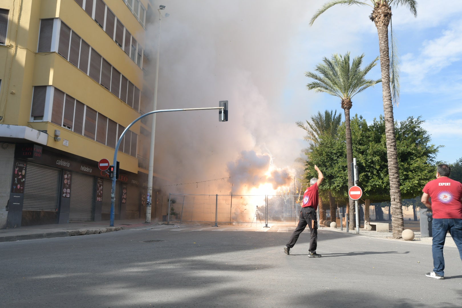 Mascletà de las Hogueras: el rugido de la bestia ensordece la plaza de España de Alicante