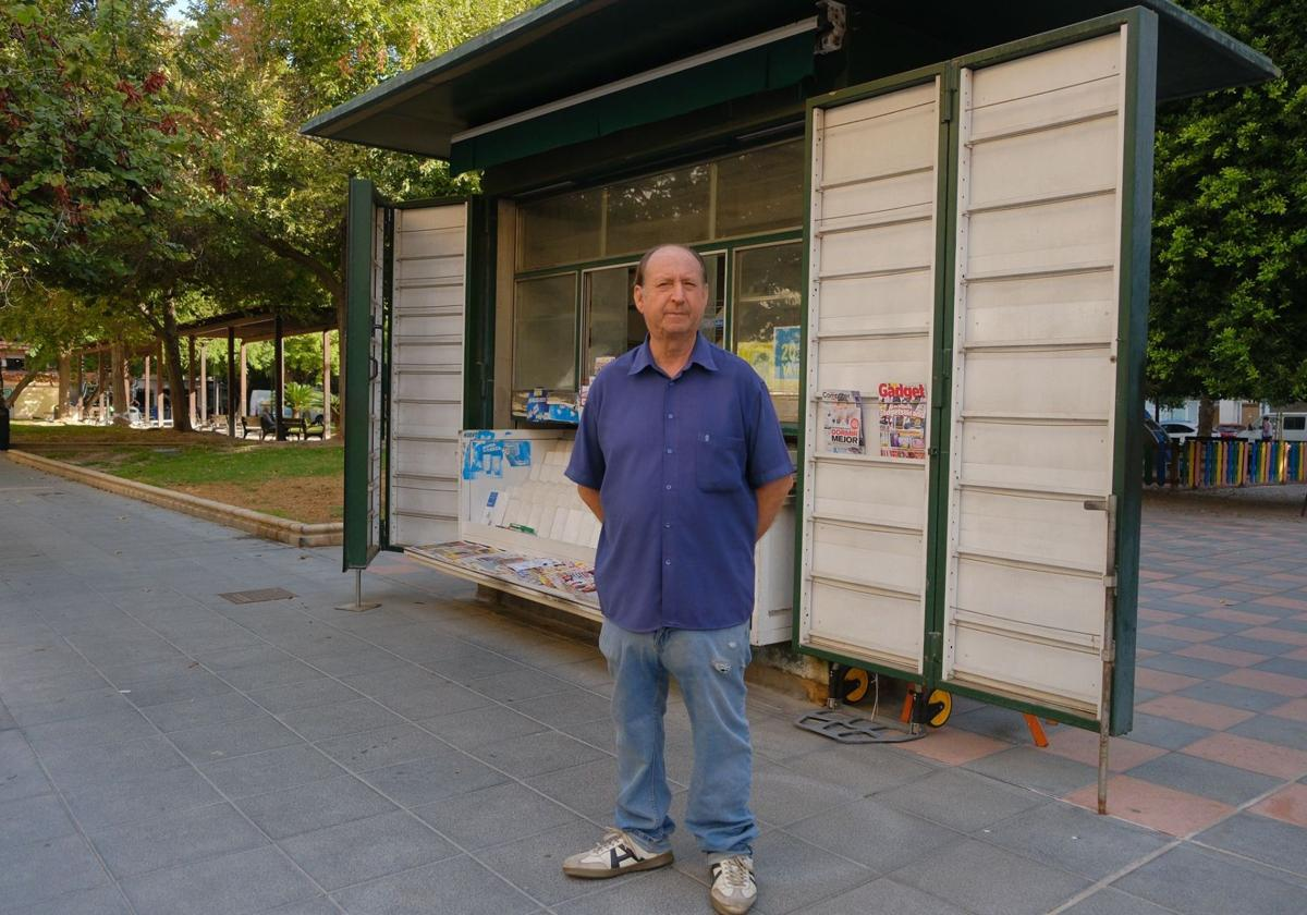 Imagen principal - El quiosco de Julio cierra para siempre y Benalúa dice adiós a un histórico emblema de su placeta