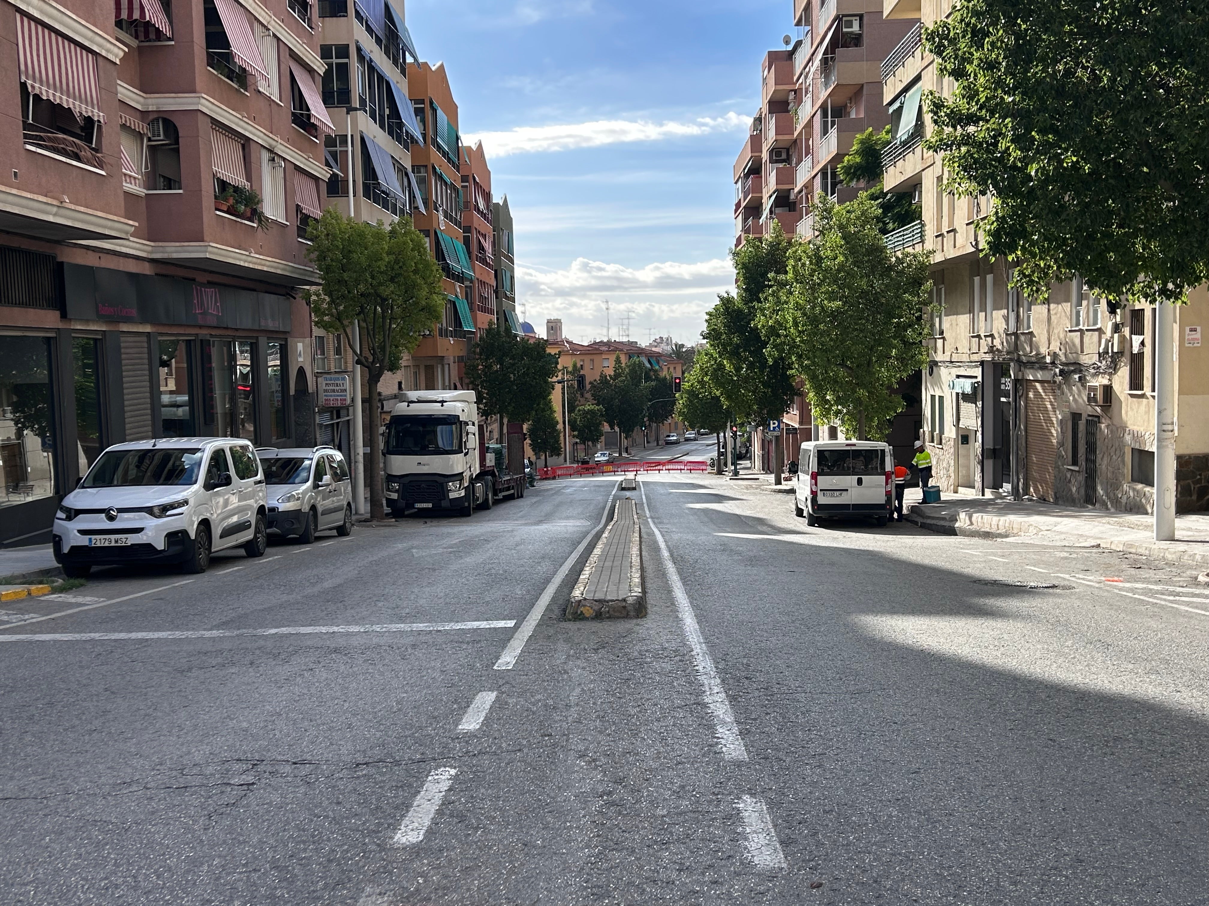Imagen secundaria 2 - Comienzan las obras de reurbanización y mejora de la calle Clara Campoamor de Elche