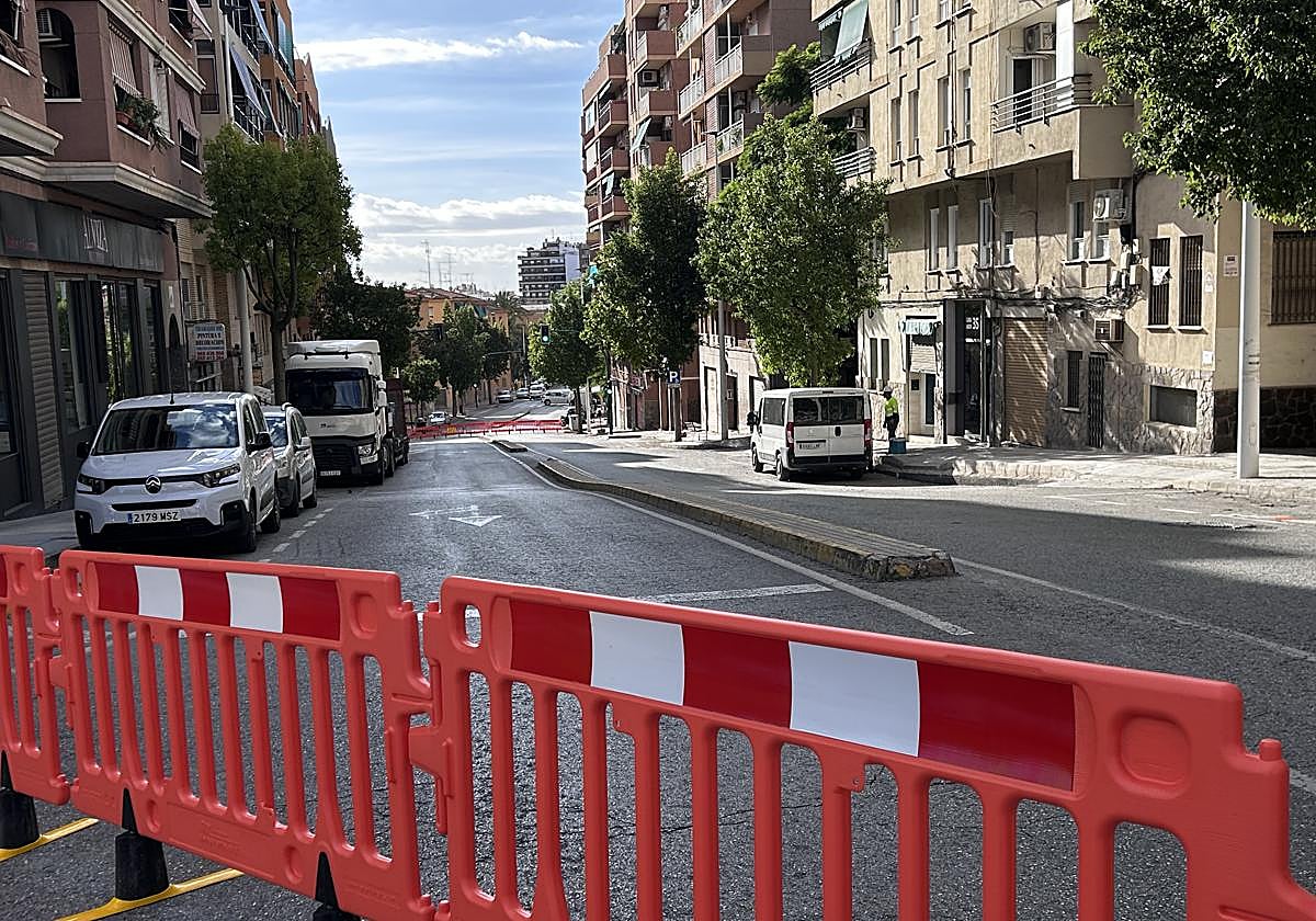 Calle Clara Campoamor, ya con vallas.