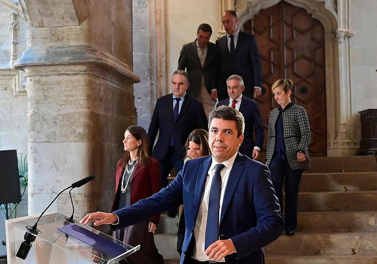 The President of the Generalitat, Carlos Mazón, with his Consell members before announcing his resignation at the Palau.