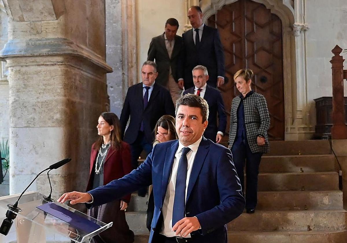 El presidente de la Generalitat, Carlos Mazón, con los miembros de su Consell antes de anunciar su dimisión en el Palau.