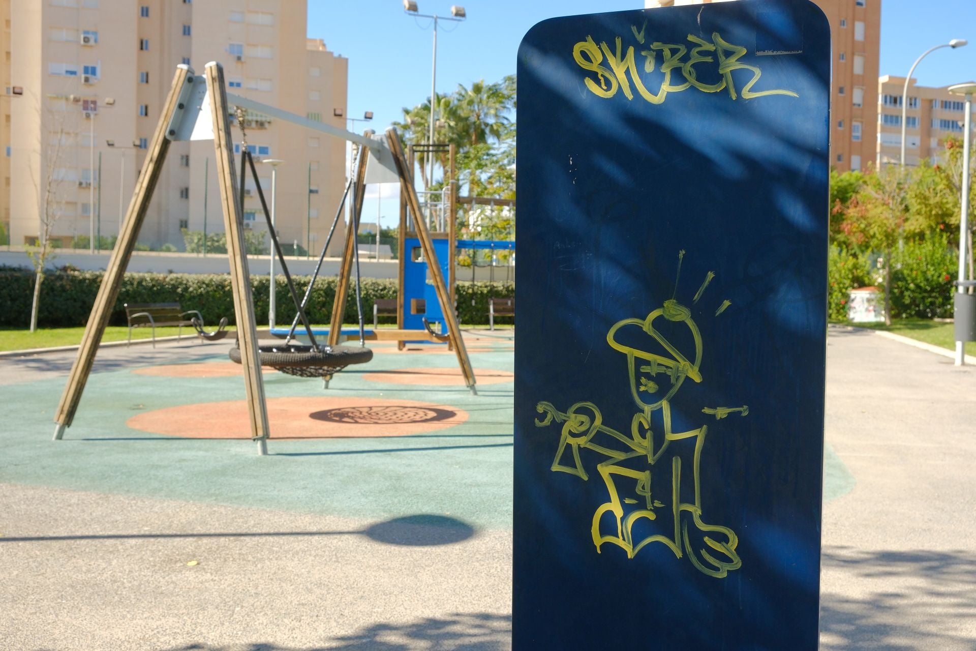 Imagen secundaria 1 - Desperfectos en zonas verdes de la Playa de San Juan. 