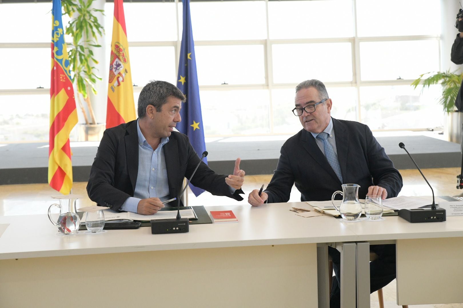 Imagen principal - El PP ya negocia con Vox la sucesión de Mazón: Feijóo llama a Abascal y ambos coinciden en «dar estabilidad» a la Comunitat