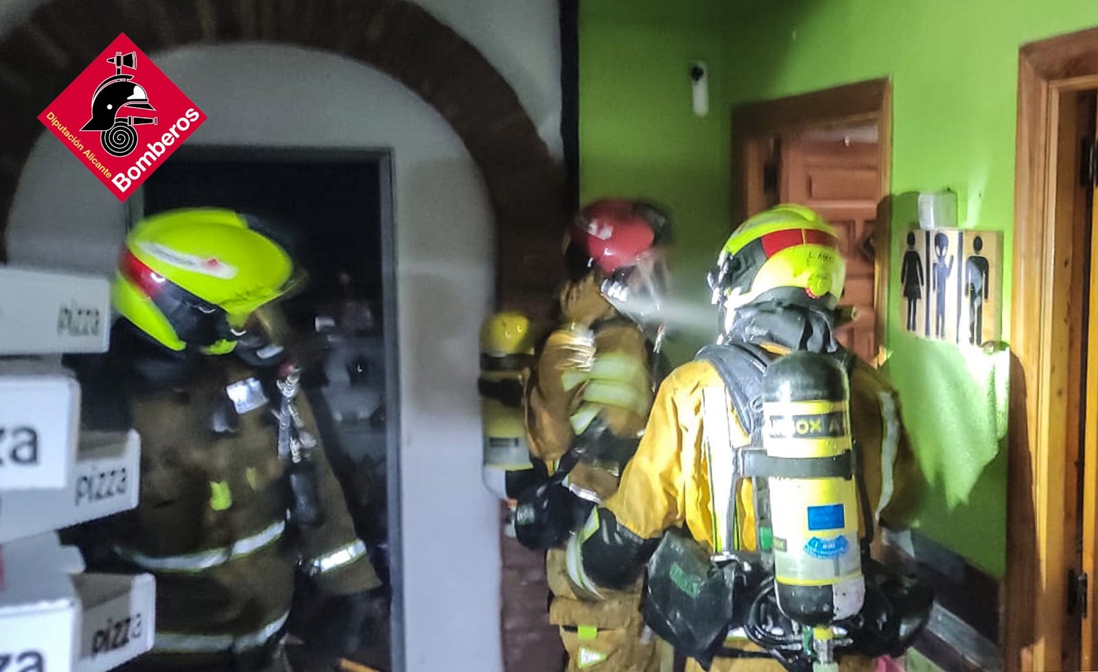 Imagen del operativo de extinción compartida por los bomberos.