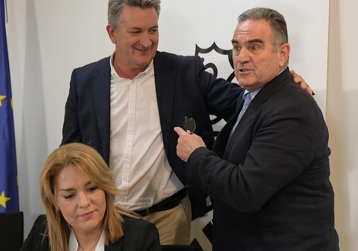 Gan Pampols da el relevo a Martínez Mus en la rueda de prensa posterior al pleno del Consell.