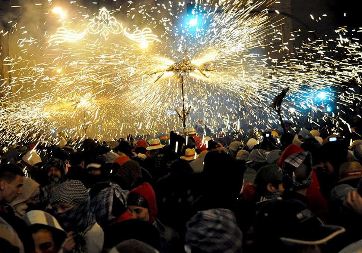 Imagen principal - Xarxa Teatre encenderá Elche con su espectacular 'Nit Màgica', el gran cierre del Festival Medieval d'Elx.