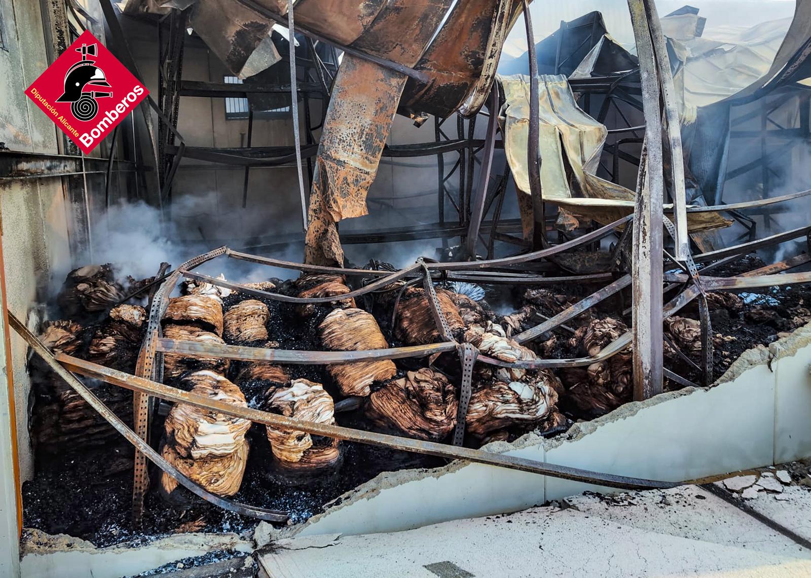 Así ha quedado la fábrica de pieles y curtidos de Elda, arrasada por las llamas