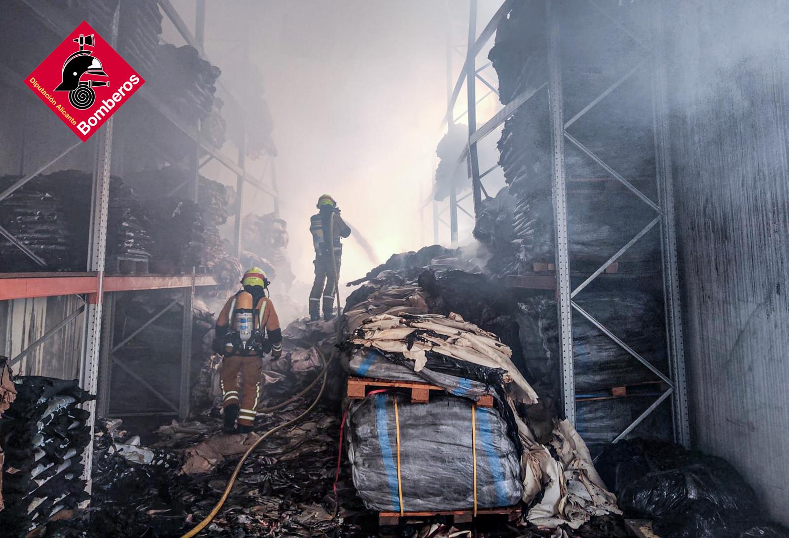 Así ha quedado la fábrica de pieles y curtidos de Elda, arrasada por las llamas