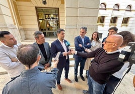 Los diputados provinciales socialistas, a las puertas de la institución.