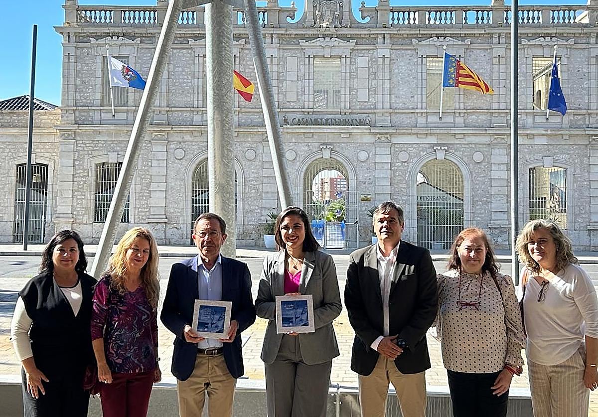 Entrega de los ejemplares frente a Casa Mediterráneo.
